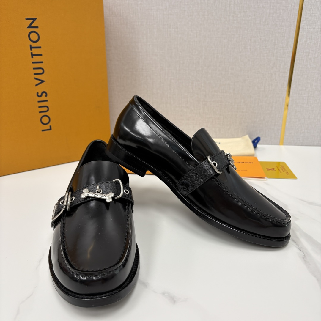 💋💍L家新品 LOUI* 乐福鞋皮鞋 官方 9,350 本款乐福鞋皮鞋系列采用进口小牛皮/开边珠亮面皮饰