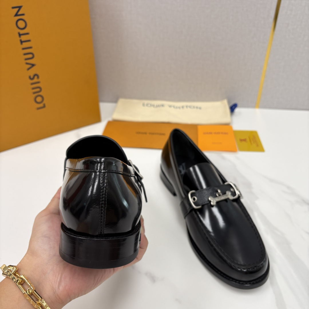 💋💍L家新品 LOUI* 乐福鞋皮鞋 官方 9,350 本款乐福鞋皮鞋系列采用进口小牛皮/开边珠亮面皮饰