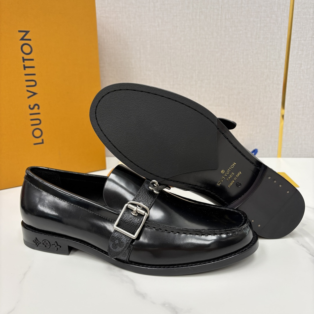 💋💍L家新品 LOUI* 乐福鞋皮鞋 官方 9,350 本款乐福鞋皮鞋系列采用进口小牛皮/开边珠亮面皮饰