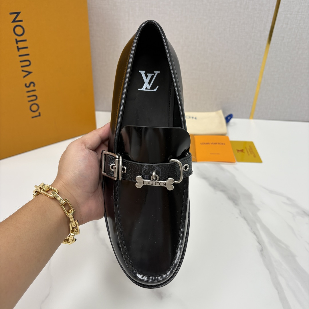 💋💍L家新品 LOUI* 乐福鞋皮鞋 官方 9,350 本款乐福鞋皮鞋系列采用进口小牛皮/开边珠亮面皮饰