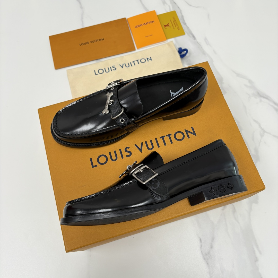 💋💍L家新品 LOUI* 乐福鞋皮鞋 官方 9,350 本款乐福鞋皮鞋系列采用进口小牛皮/开边珠亮面皮饰