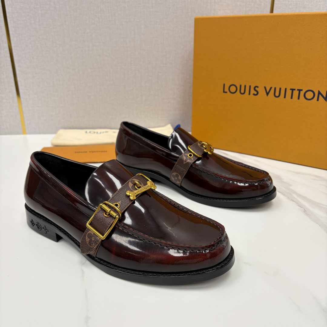 💋💍L家新品 LOUI* 乐福鞋皮鞋 官方 9,350 本款乐福鞋皮鞋系列采用进口小牛皮/开边珠亮面皮饰