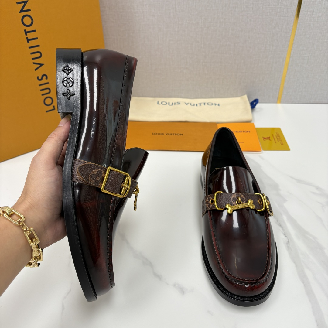 💋💍L家新品 LOUI* 乐福鞋皮鞋 官方 9,350 本款乐福鞋皮鞋系列采用进口小牛皮/开边珠亮面皮饰