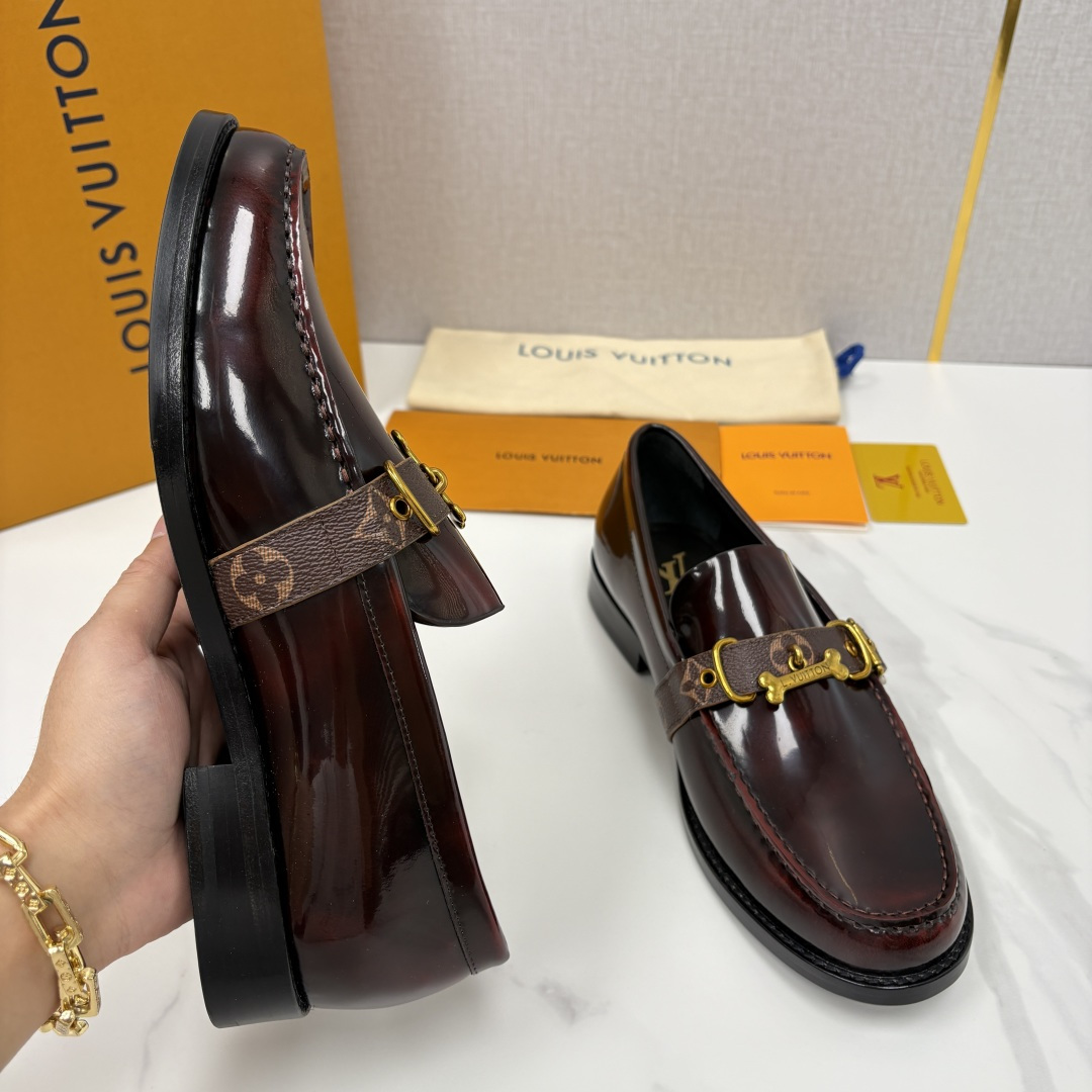 💋💍L家新品 LOUI* 乐福鞋皮鞋 官方 9,350 本款乐福鞋皮鞋系列采用进口小牛皮/开边珠亮面皮饰