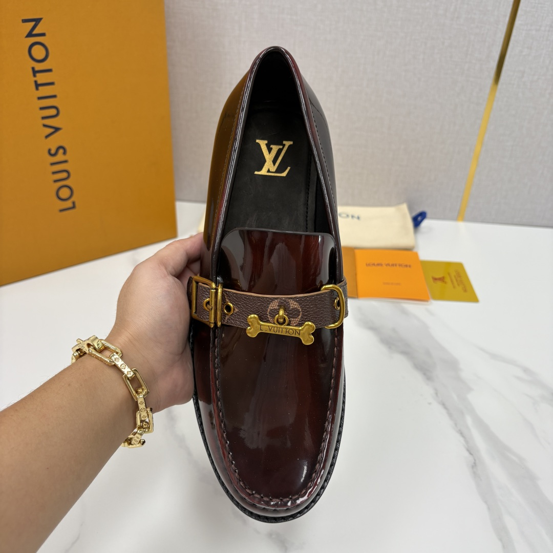 💋💍L家新品 LOUI* 乐福鞋皮鞋 官方 9,350 本款乐福鞋皮鞋系列采用进口小牛皮/开边珠亮面皮饰