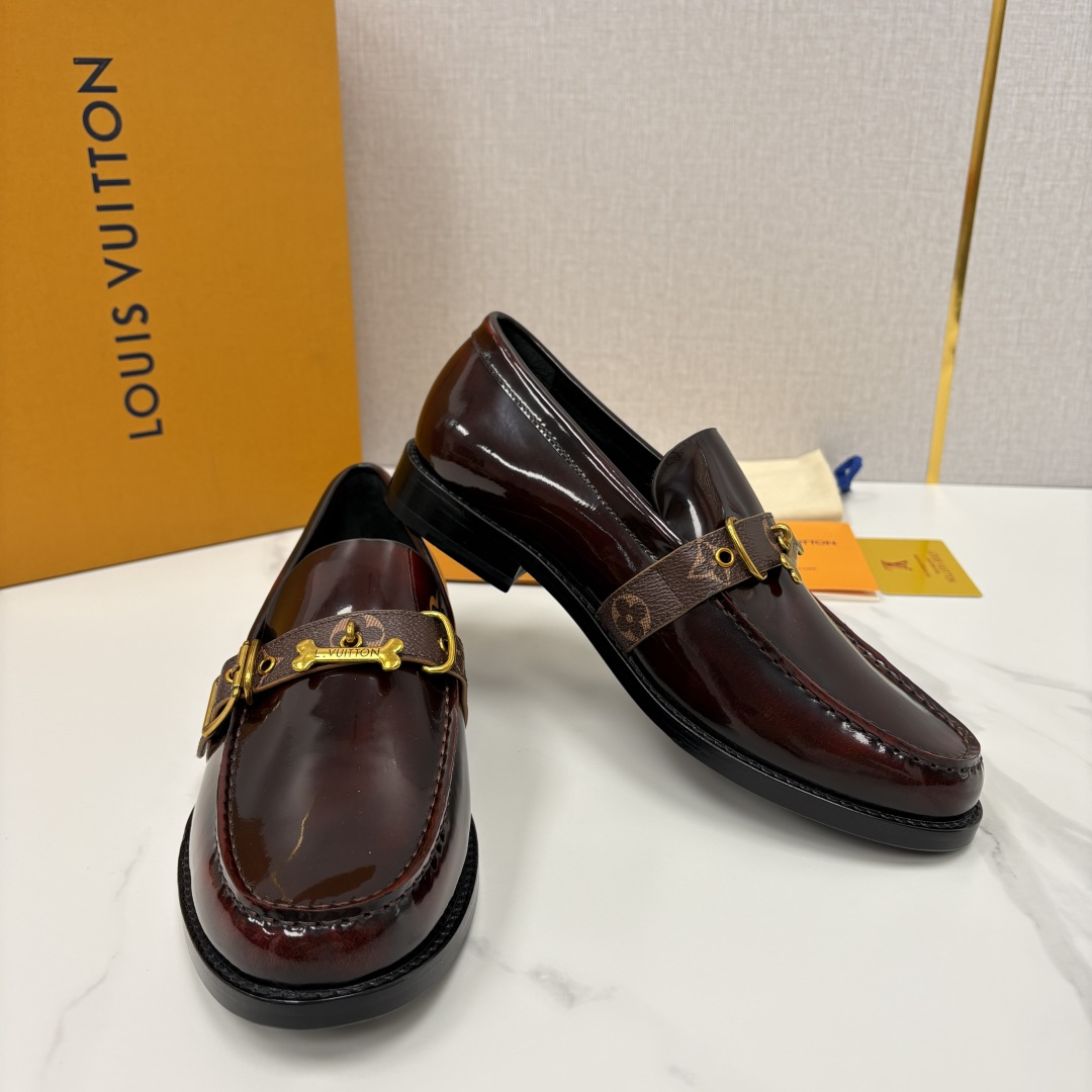 💋💍L家新品 LOUI* 乐福鞋皮鞋 官方 9,350 本款乐福鞋皮鞋系列采用进口小牛皮/开边珠亮面皮饰