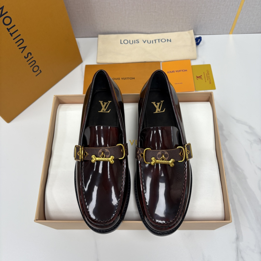 💋💍L家新品 LOUI* 乐福鞋皮鞋 官方 9,350 本款乐福鞋皮鞋系列采用进口小牛皮/开边珠亮面皮饰