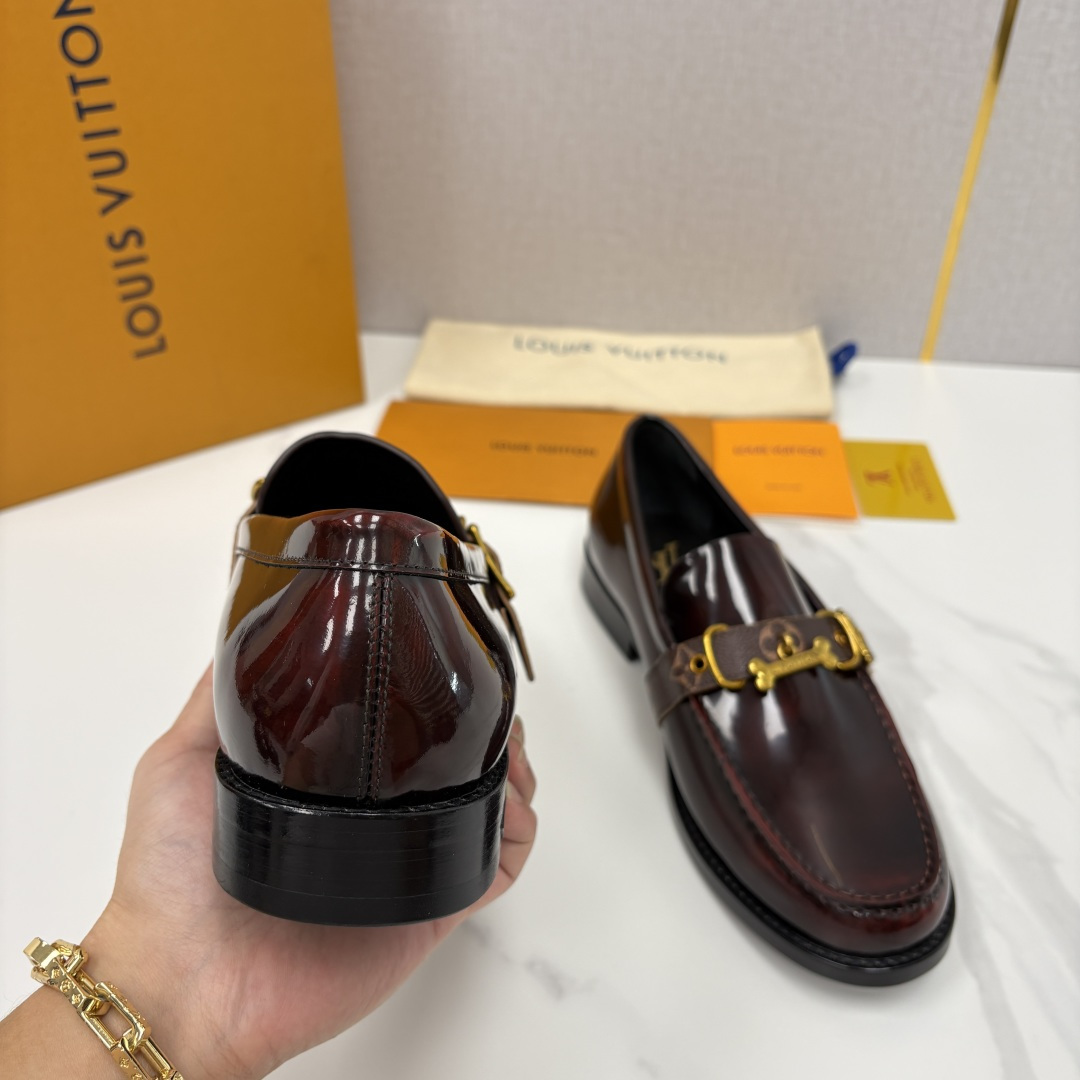 💋💍L家新品 LOUI* 乐福鞋皮鞋 官方 9,350 本款乐福鞋皮鞋系列采用进口小牛皮/开边珠亮面皮饰