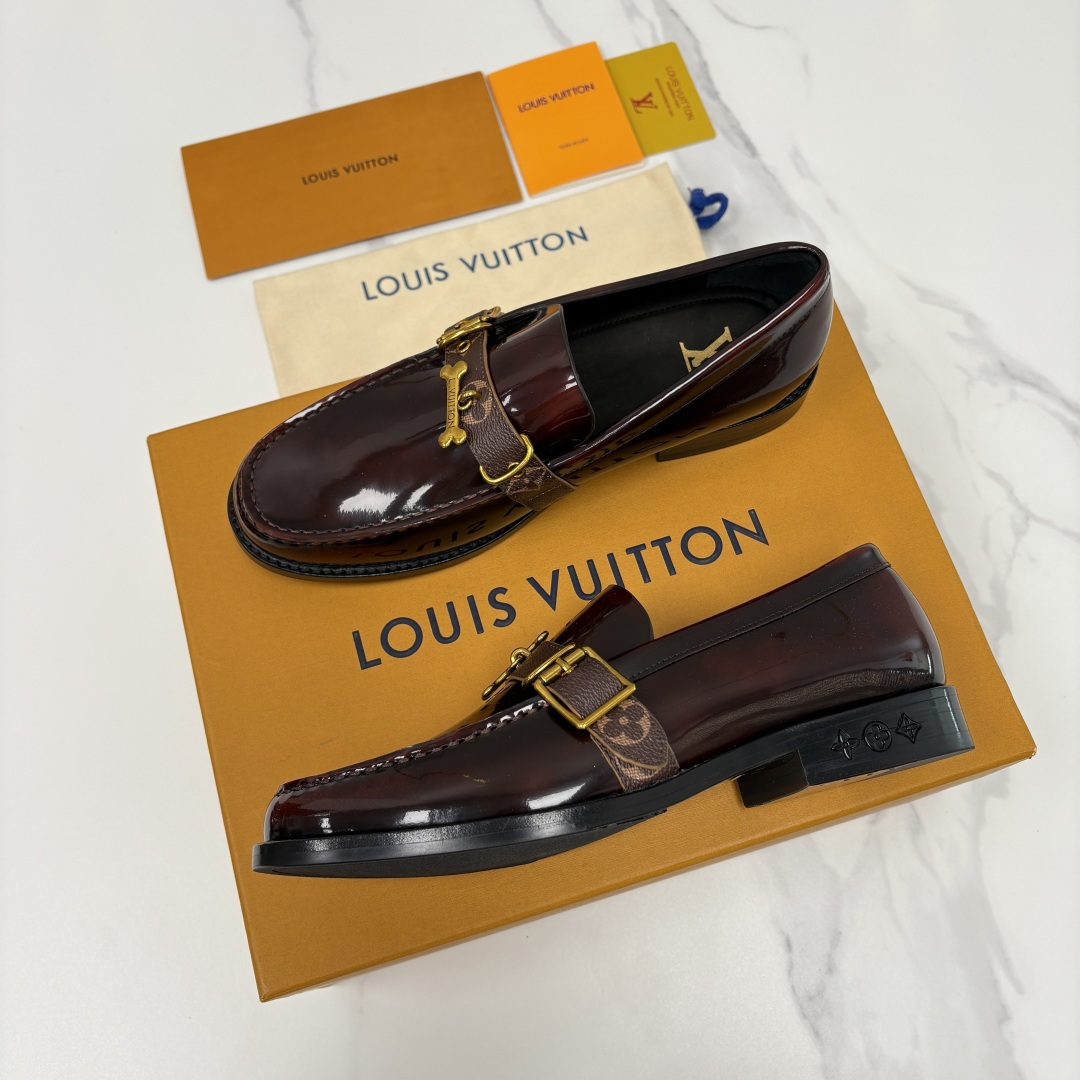 💋💍L家新品 LOUI* 乐福鞋皮鞋 官方 9,350 本款乐福鞋皮鞋系列采用进口小牛皮/开边珠亮面皮饰