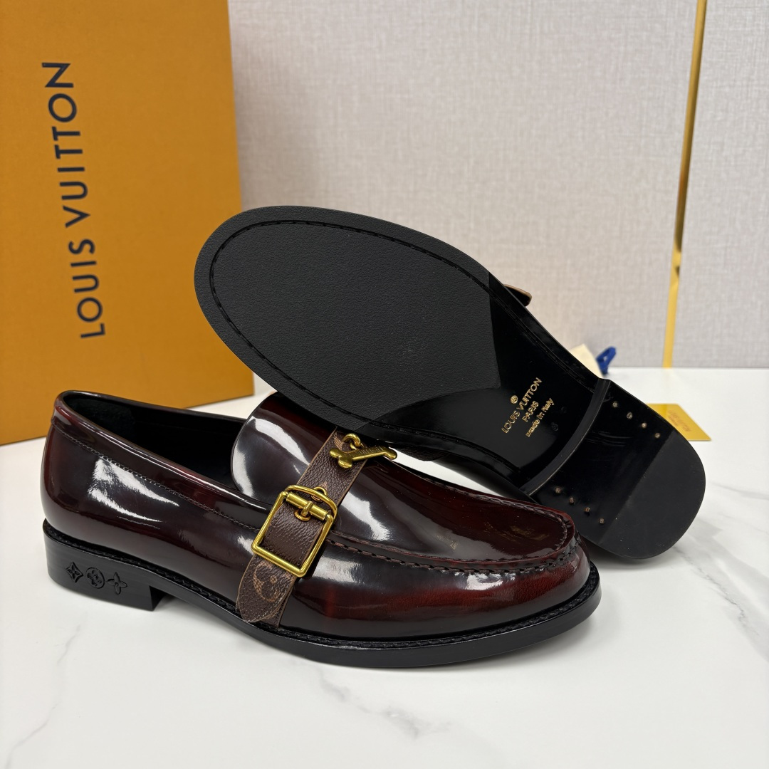 💋💍L家新品 LOUI* 乐福鞋皮鞋 官方 9,350 本款乐福鞋皮鞋系列采用进口小牛皮/开边珠亮面皮饰