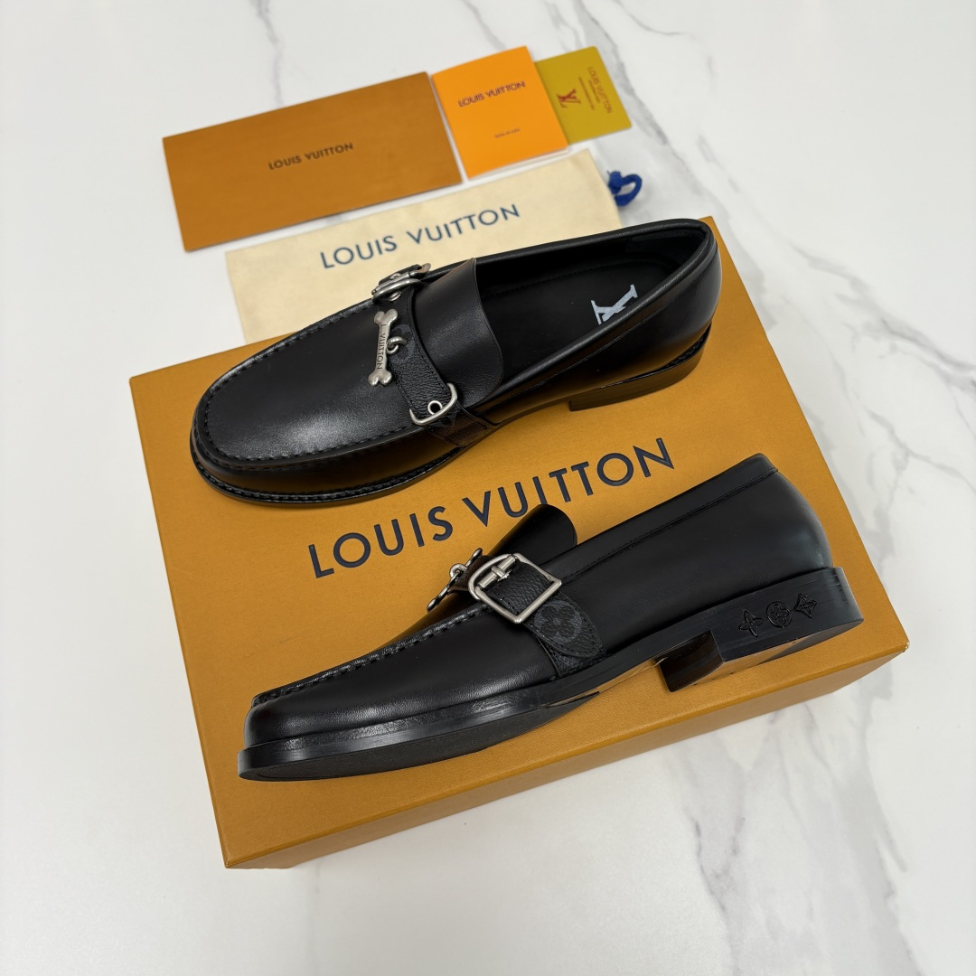 💋💍L家新品 LOUI* 乐福鞋皮鞋 官方 9,350 本款乐福鞋皮鞋系列采用进口小牛皮/开边珠亮面皮饰