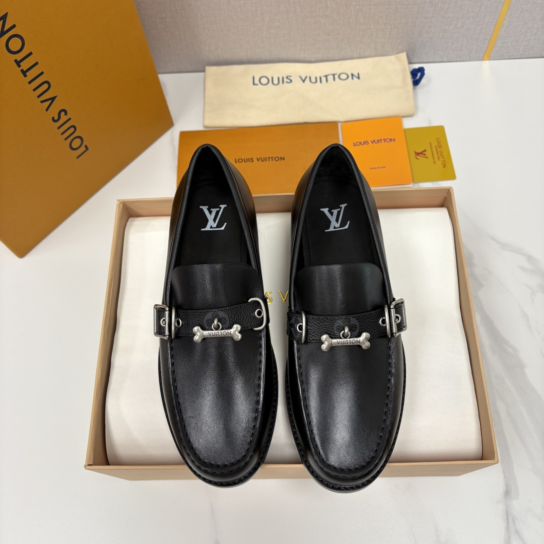 💋💍L家新品 LOUI* 乐福鞋皮鞋 官方 9,350 本款乐福鞋皮鞋系列采用进口小牛皮/开边珠亮面皮饰