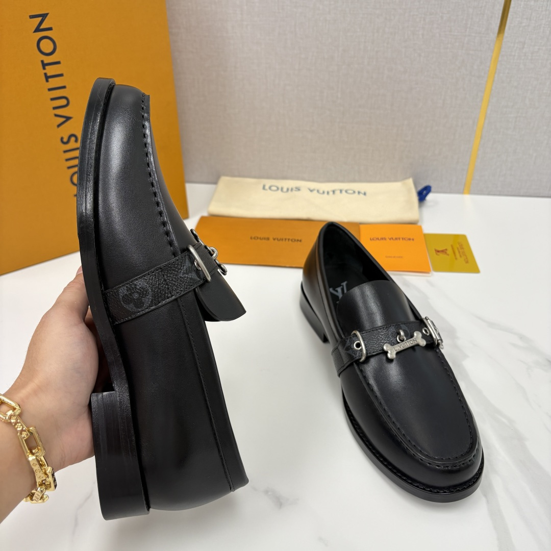 💋💍L家新品 LOUI* 乐福鞋皮鞋 官方 9,350 本款乐福鞋皮鞋系列采用进口小牛皮/开边珠亮面皮饰