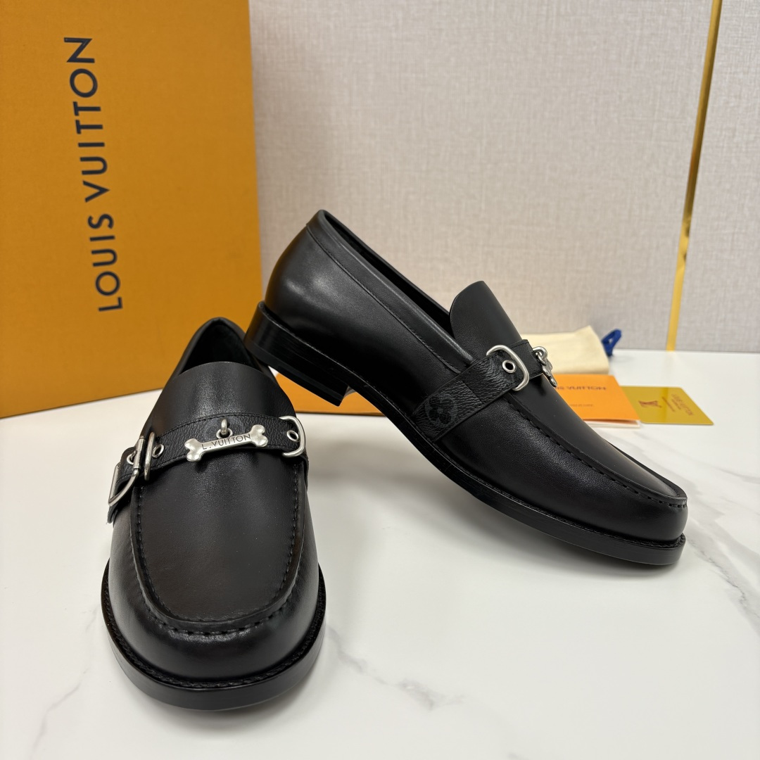 💋💍L家新品 LOUI* 乐福鞋皮鞋 官方 9,350 本款乐福鞋皮鞋系列采用进口小牛皮/开边珠亮面皮饰