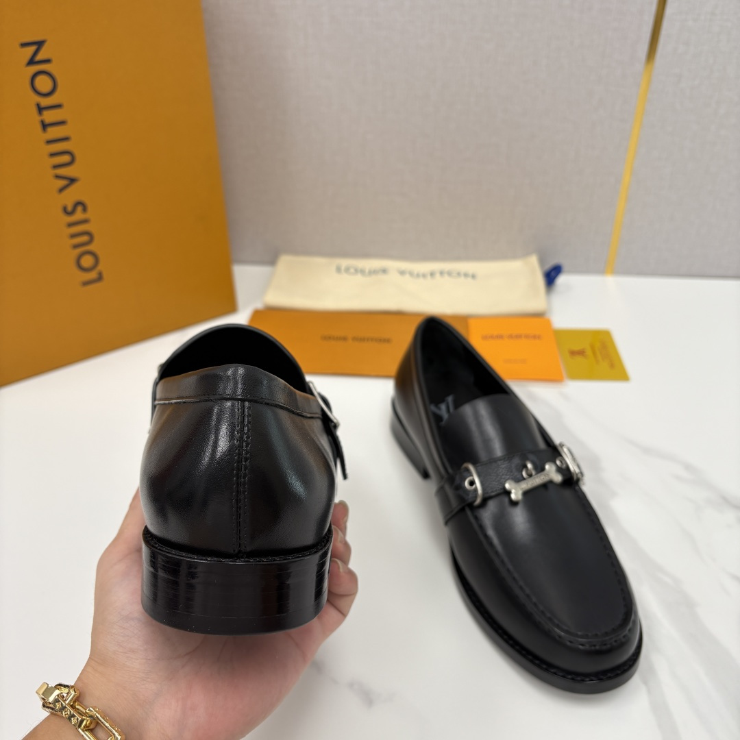 💋💍L家新品 LOUI* 乐福鞋皮鞋 官方 9,350 本款乐福鞋皮鞋系列采用进口小牛皮/开边珠亮面皮饰