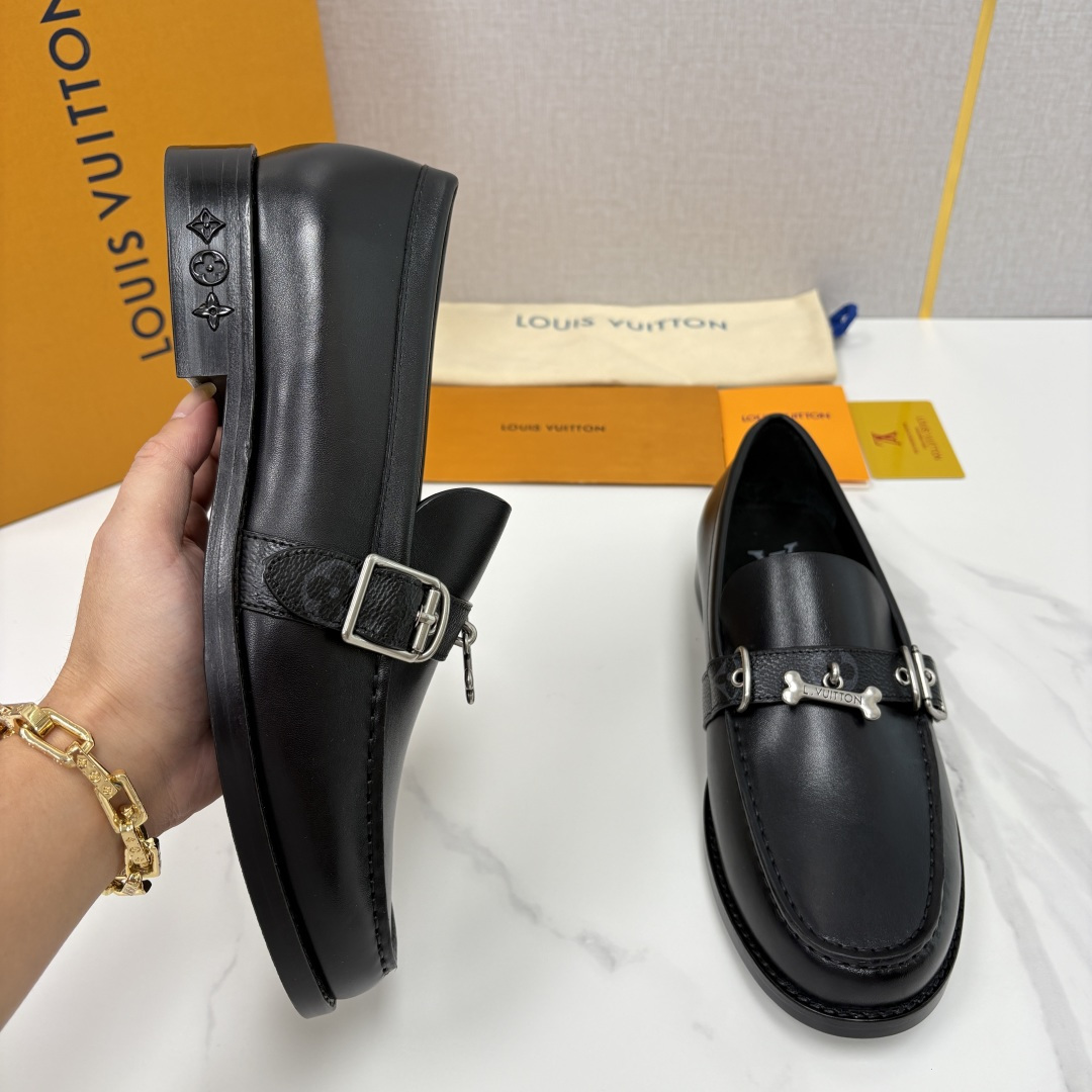 💋💍L家新品 LOUI* 乐福鞋皮鞋 官方 9,350 本款乐福鞋皮鞋系列采用进口小牛皮/开边珠亮面皮饰