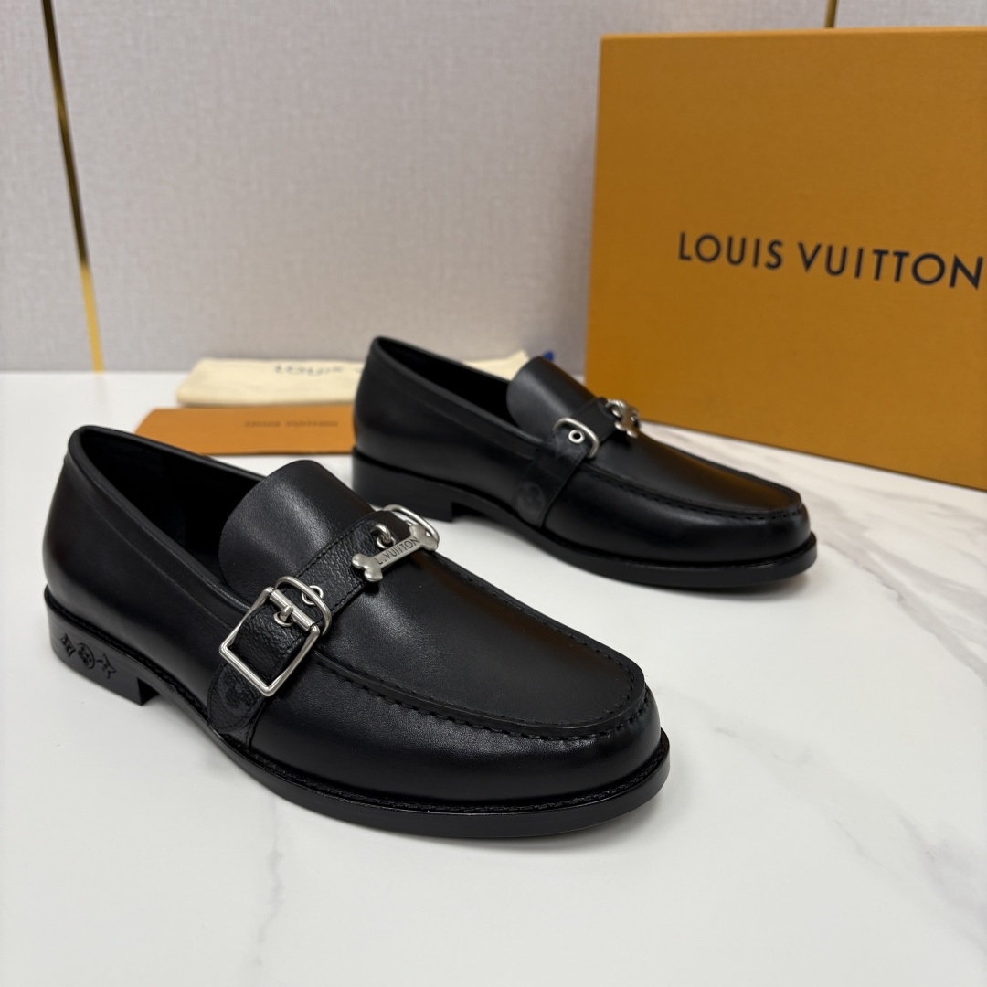 💋💍L家新品 LOUI* 乐福鞋皮鞋 官方 9,350 本款乐福鞋皮鞋系列采用进口小牛皮/开边珠亮面皮饰