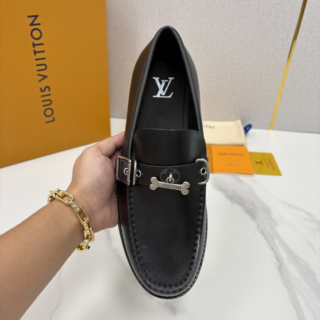 💋💍L家新品 LOUI* 乐福鞋皮鞋 官方 9,350 本款乐福鞋皮鞋系列采用进口小牛皮/开边珠亮面皮饰