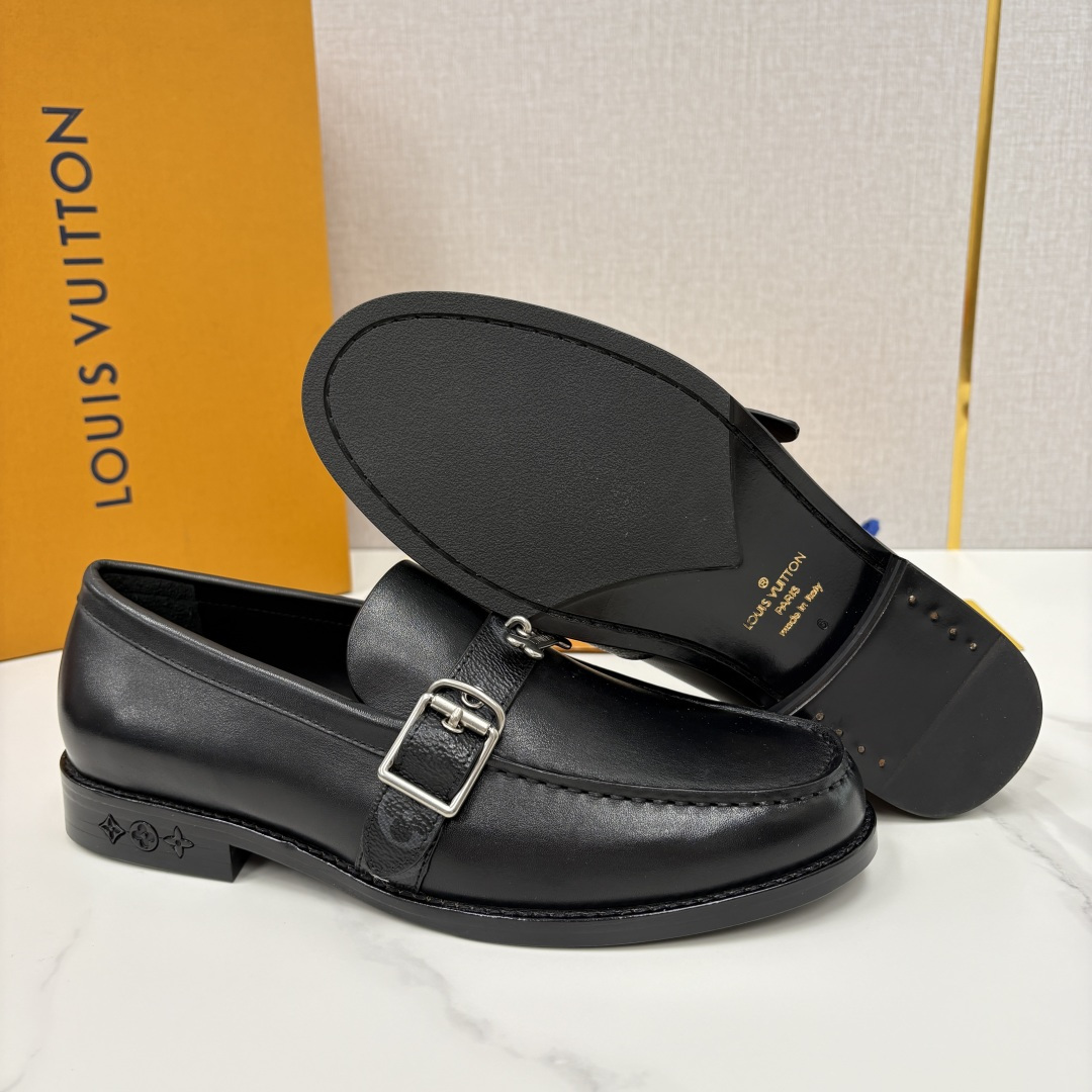 💋💍L家新品 LOUI* 乐福鞋皮鞋 官方 9,350 本款乐福鞋皮鞋系列采用进口小牛皮/开边珠亮面皮饰