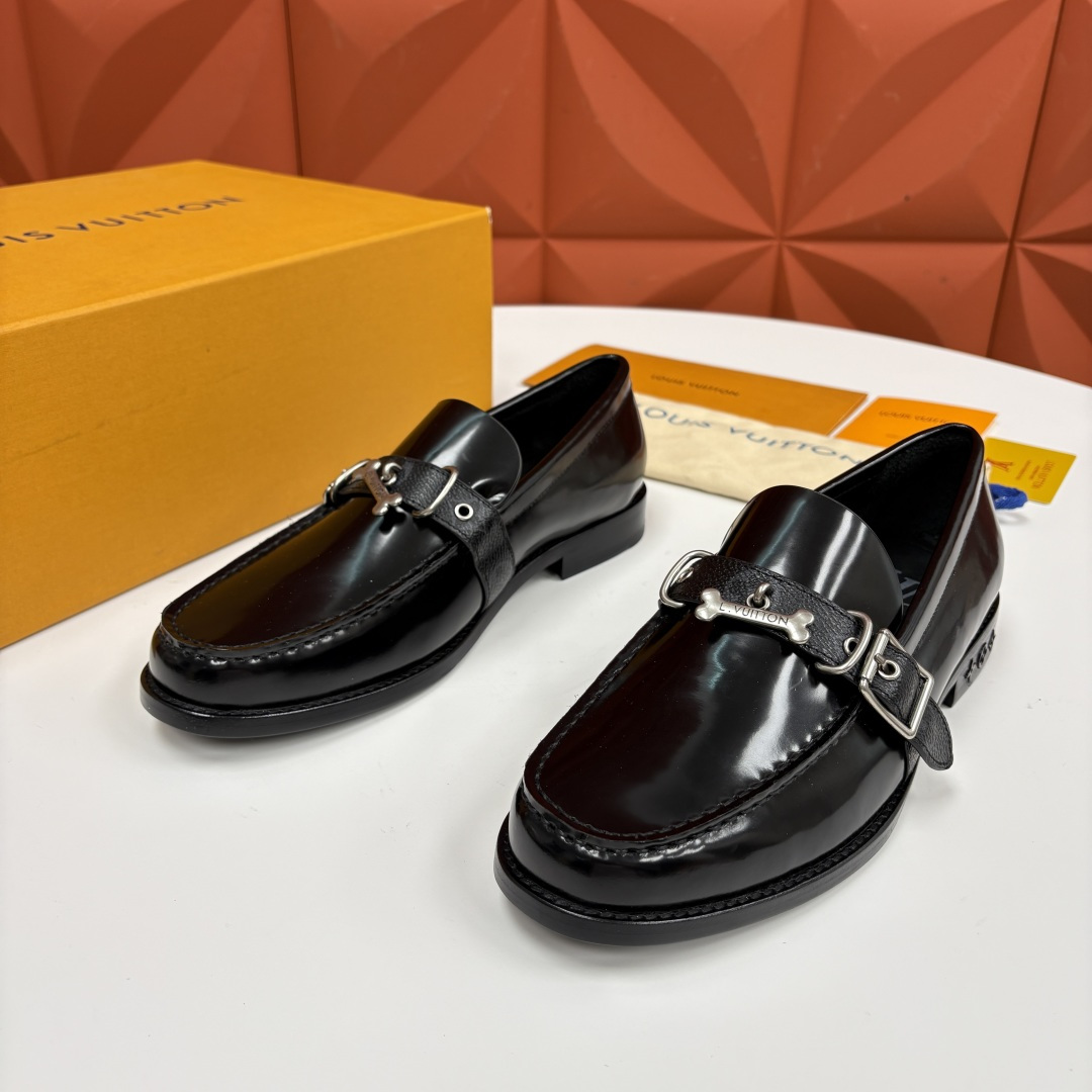 💋💍L家新品 LOUI* 乐福鞋皮鞋 官方 9,350 本款乐福鞋皮鞋系列采用进口小牛皮/开边珠亮面皮饰