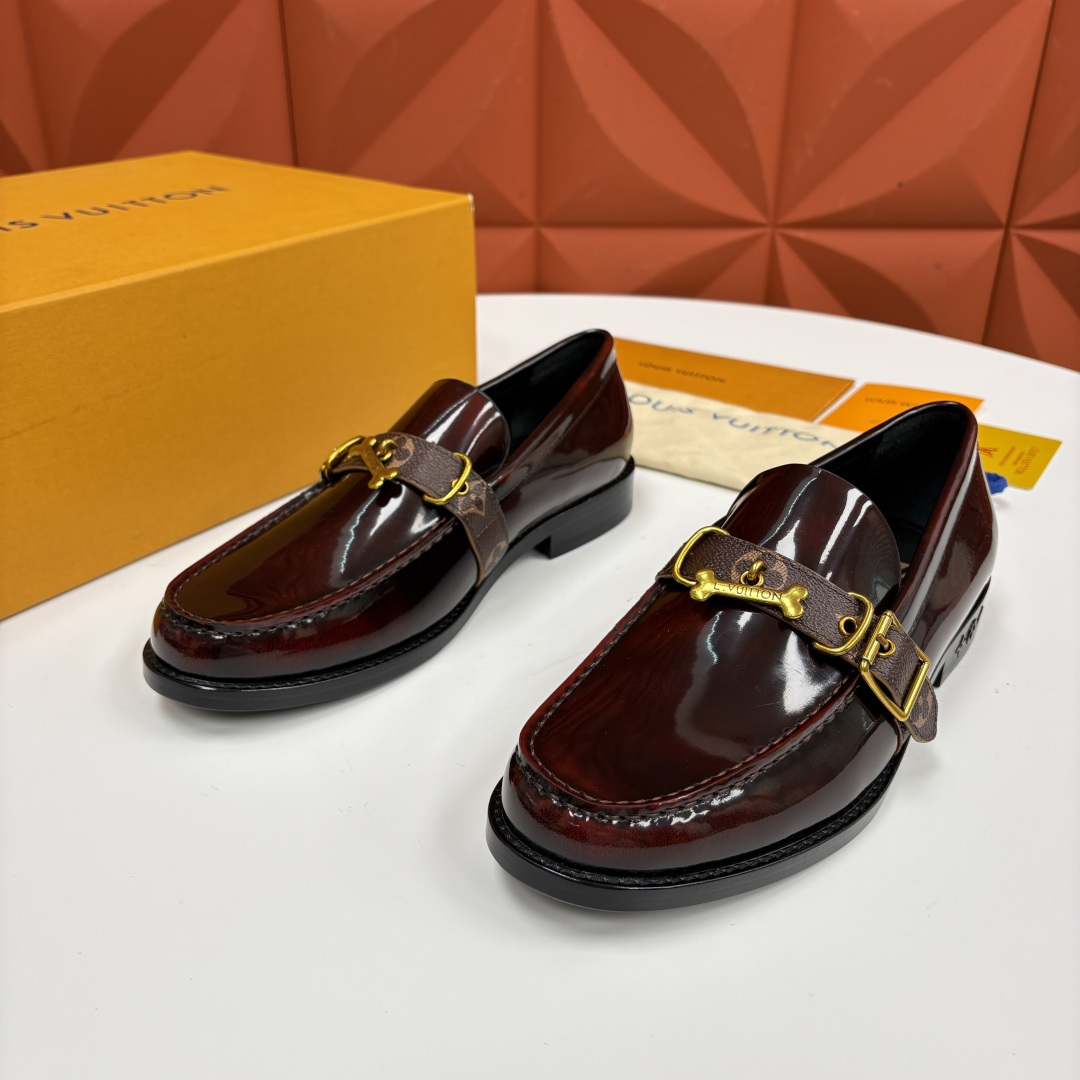 NO:621285,L's new product LOUI* Loafer leather shoes Official price RMB,350 This loafer leather shoe series is made of imported calfskin/open-edge beaded shiny leather, decorated with the iconic Monogram presbyopic pattern strap, paired with a small horseshoe-shaped/double C-style metal buckle to interpret the upper, decorated with the same color presbyopic leather strap, traditional hand-stitched upper, dark pattern on the shoe body buckle L*V  The logo, the brand embossing on the sole, and the small L*V classic Monogram logo embossed on the heel of the sole. The small Logo on the sole is a detail that only those who know it can get. It is the brand imprint hidden in the details without destroying the overall sense of simplicity. Combine Loui* Vuitton  The brand gene is quietly integrated into the design, allowing the sense of luxury to be naturally revealed in the details. The black water-dyed calfskin inside creates a comfortable and skin-friendly feel, and the traditional design is upgraded with trendy touches. The original leather outsole is used with a composite rubber backing on the forefoot and heel to upgrade the anti-slip performance and improve comfort.  The slip-on design without laces is an 'efficient choice' for business scenes and a 'casual expression' of casual styles. The classic loafer slip-on shoe shape has a rounded almond-shaped toe, which not only retains the elegance of loafers, but is more tolerant of foot shapes than pointed-toe models, and can be easily controlled by wide feet. It represents refined commuting + relaxed elegance, and will impress those who prefer a low-key texture at first sight.  Standard leather shoe size 39~44# (38.45.46 customized) P,,louis vuitton,louis vuitton,loafers,cowhide,Leather soles19860909L家新品 LOUI* 乐福鞋皮鞋 官方售价 RMB,350 本款乐福鞋皮鞋系列采用进口小牛皮/开边珠亮面皮饰以标志性的Monogram老花图案饰带搭配一个小巧的马蹄形/双C风格的金属搭环扣演绎鞋面饰同色系老花皮革带 传统手缝鞋面鞋身扣带处的暗纹 L*V 标识、鞋底的品牌压印,以及鞋底后跟处有压印的L*V经典Monogram小标识,鞋底的小Logo是懂的人才能get的细节.是藏在细节里的品牌印记,不破坏整体简约感.将 Loui* Vuitton 的品牌基因悄然融入设计,让奢华感于细节处自然流露.内里黑色水染小牛皮打造脚感舒适亲肤以潮流笔触升级传统设计.采用原版真皮大底前掌与后跟复合橡胶底片升级防滑性能提升舒适感. 无鞋带的一脚蹬设计,是商务场景的“效率之选”,亦是休闲造型的“随性表达”.经典乐福套脚鞋型,鞋头是圆润的杏仁型,既保留乐福鞋的优雅感,又比尖头款更包容脚型,宽脚也能轻松驾驭.精致通勤+松弛贵气的代表,第一眼就戳中偏爱低调质感的人. 标准皮鞋码数39～44#（38.45.46定做） P,,louis vuitton,louis vuitton,loafers,cowhide,Leather soles,Men's shoes