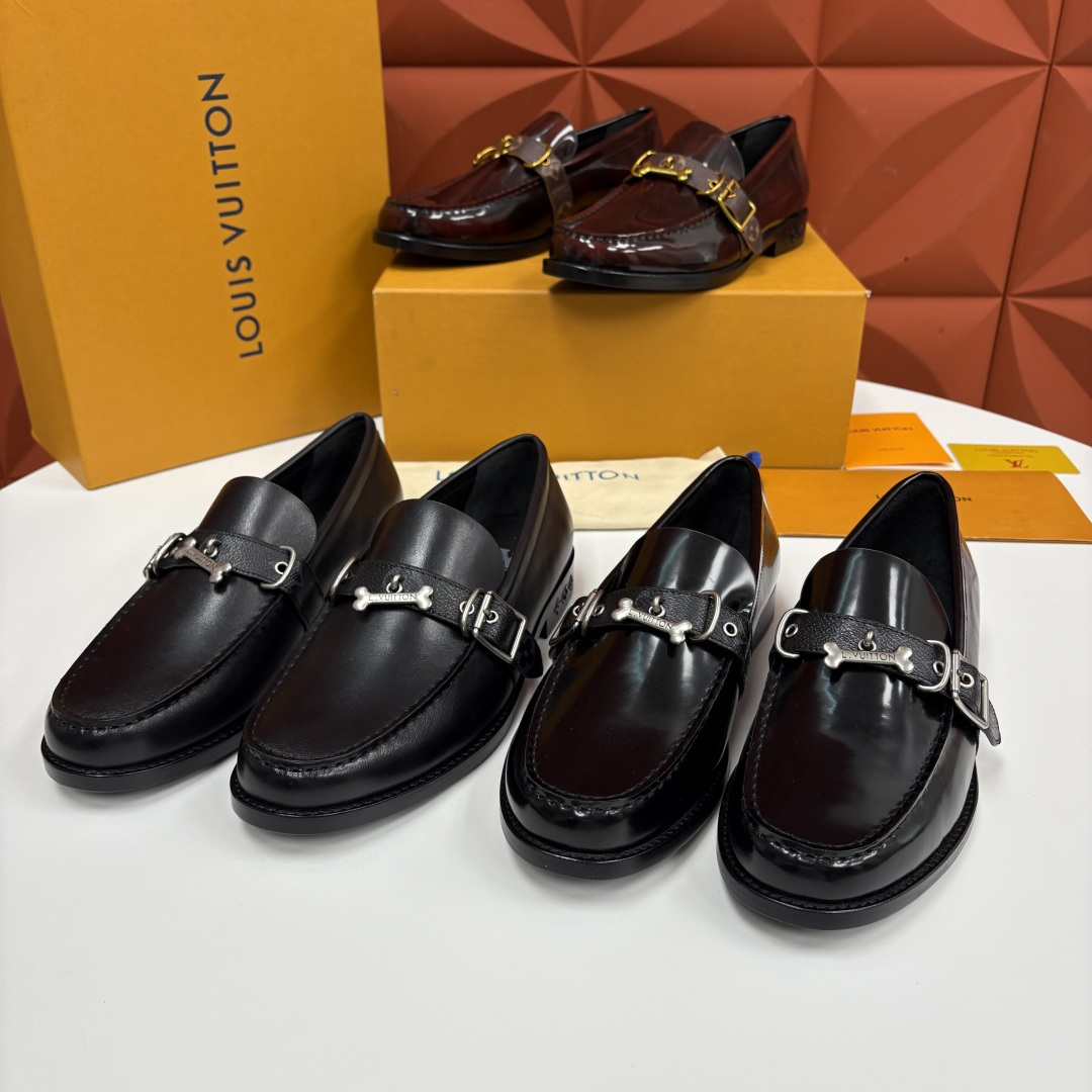 💋💍L家新品 LOUI* 乐福鞋皮鞋 官方 9,350 本款乐福鞋皮鞋系列采用进口小牛皮/开边珠亮面皮饰