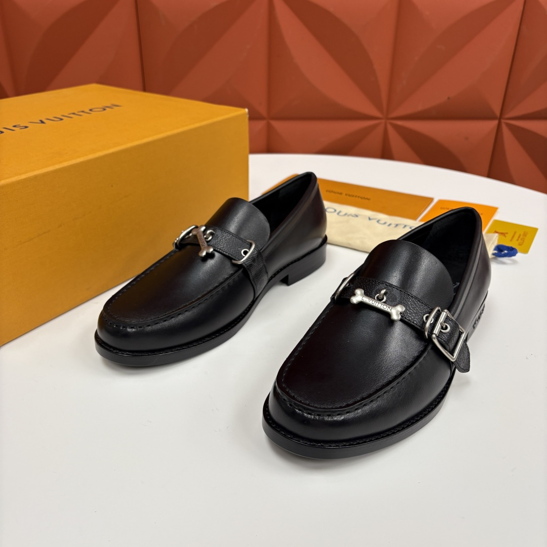 💋💍L家新品 LOUI* 乐福鞋皮鞋 官方 9,350 本款乐福鞋皮鞋系列采用进口小牛皮/开边珠亮面皮饰