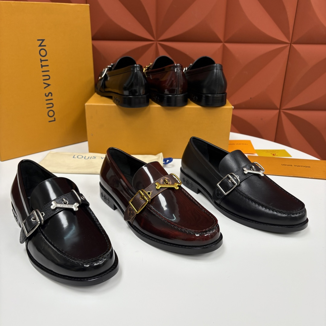 💋💍L家新品 LOUI* 乐福鞋皮鞋 官方 9,350 本款乐福鞋皮鞋系列采用进口小牛皮/开边珠亮面皮饰