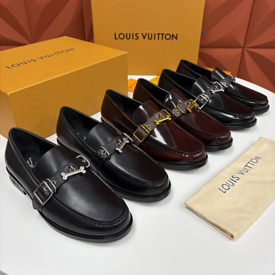 💋💍L家新品 LOUI* 乐福鞋皮鞋 官方 9,350 本款乐福鞋皮鞋系列采用进口小牛皮/开边珠亮面皮饰