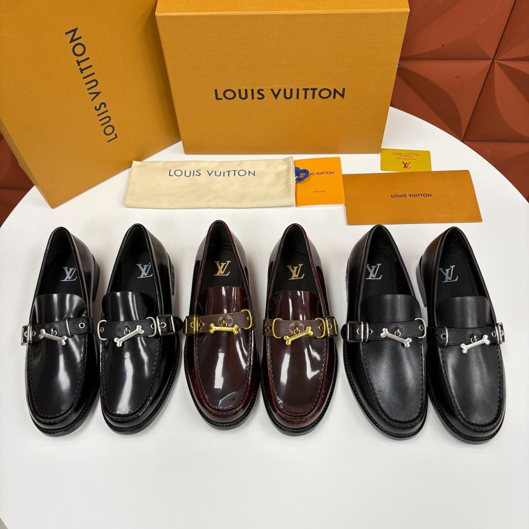 💋💍L家新品 LOUI* 乐福鞋皮鞋 官方 9,350 本款乐福鞋皮鞋系列采用进口小牛皮/开边珠亮面皮饰