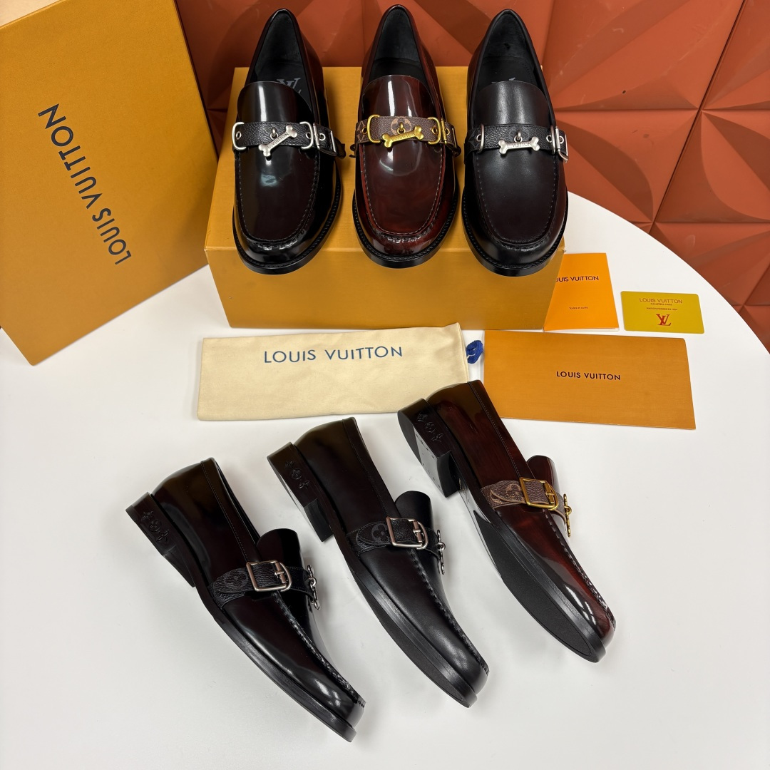 💋💍L家新品 LOUI* 乐福鞋皮鞋 官方 9,350 本款乐福鞋皮鞋系列采用进口小牛皮/开边珠亮面皮饰