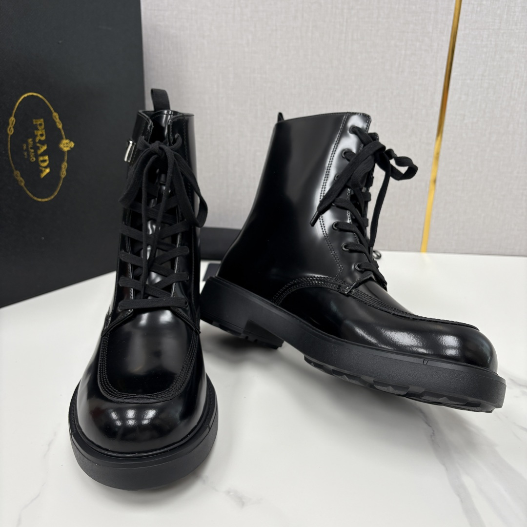 💋💍P家新品 PRAD* 普拉-达 最新秋冬男士走秀新款亮面高帮皮靴 ， 选用优质开边珠亮皮制成 侧面饰