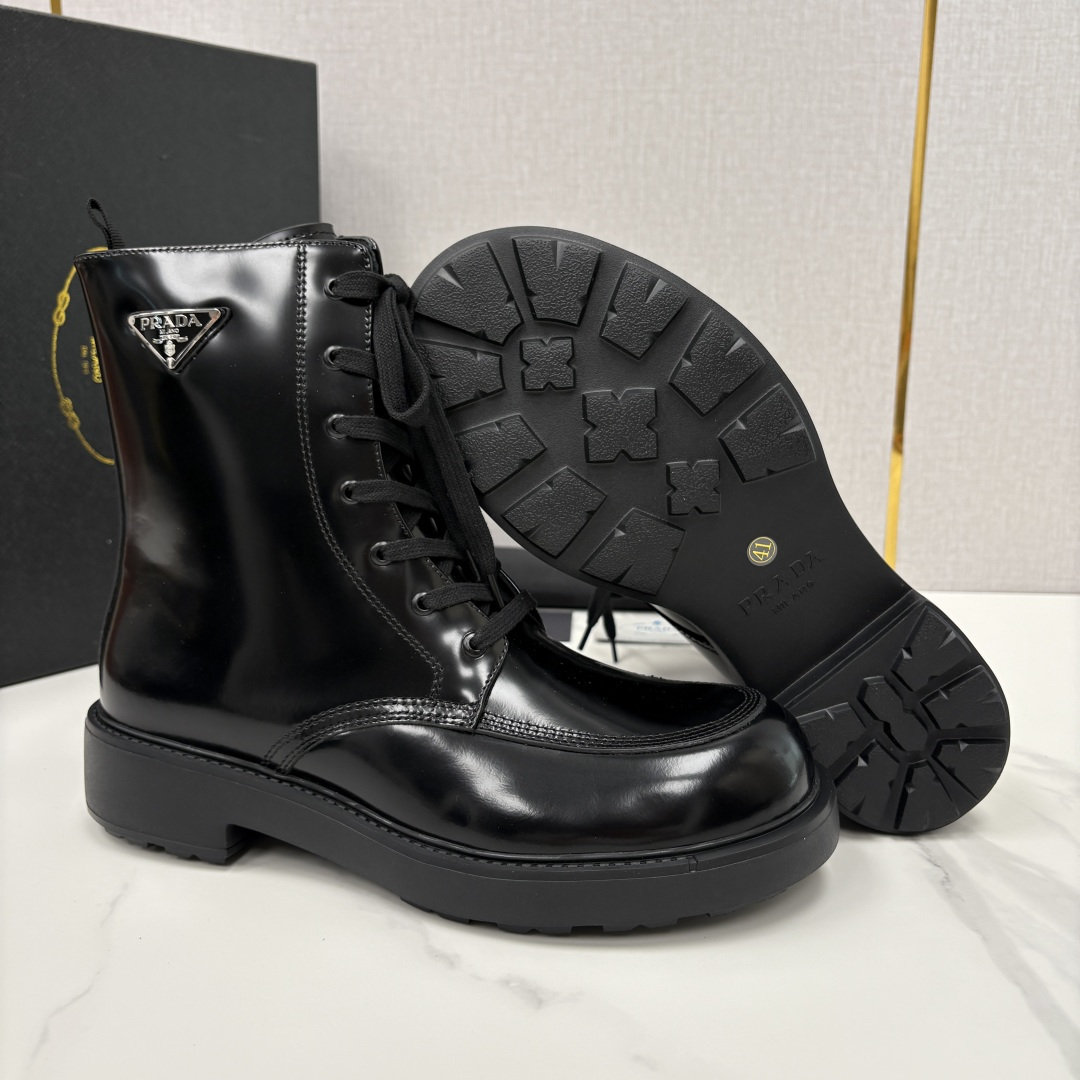 💋💍P家新品 PRAD* 普拉-达 最新秋冬男士走秀新款亮面高帮皮靴 ， 选用优质开边珠亮皮制成 侧面饰