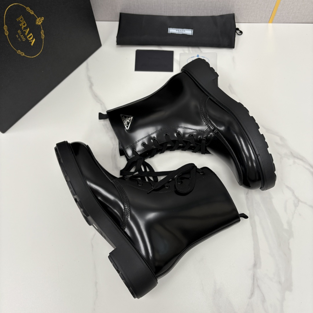 💋💍P家新品 PRAD* 普拉-达 最新秋冬男士走秀新款亮面高帮皮靴 ， 选用优质开边珠亮皮制成 侧面饰