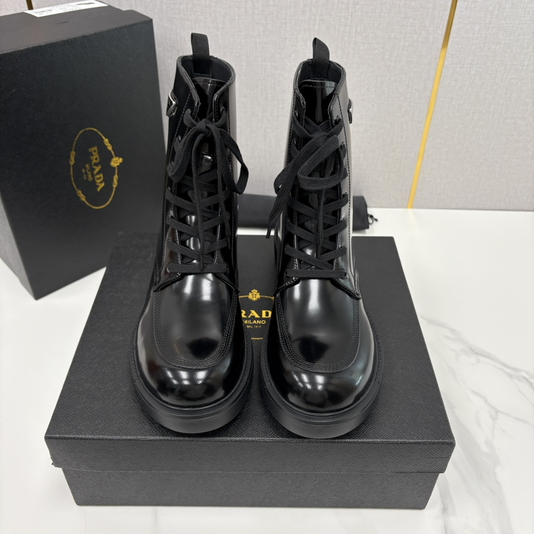 💋💍P家新品 PRAD* 普拉-达 最新秋冬男士走秀新款亮面高帮皮靴 ， 选用优质开边珠亮皮制成 侧面饰