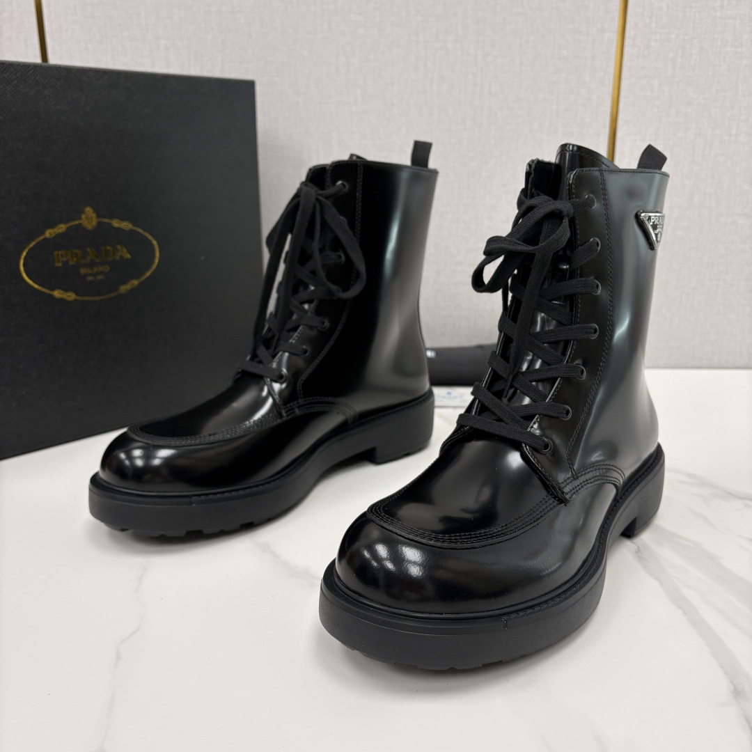 💋💍P家新品 PRAD* 普拉-达 最新秋冬男士走秀新款亮面高帮皮靴 ， 选用优质开边珠亮皮制成 侧面饰