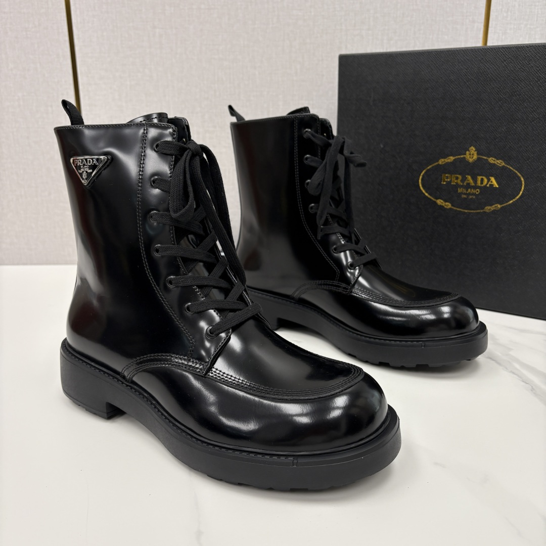 💋💍P家新品 PRAD* 普拉-达 最新秋冬男士走秀新款亮面高帮皮靴 ， 选用优质开边珠亮皮制成 侧面饰