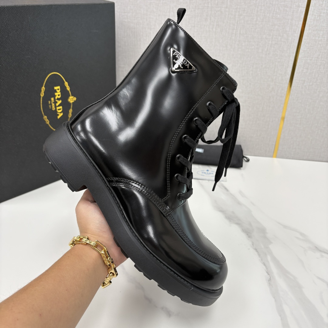 💋💍P家新品 PRAD* 普拉-达 最新秋冬男士走秀新款亮面高帮皮靴 ， 选用优质开边珠亮皮制成 侧面饰