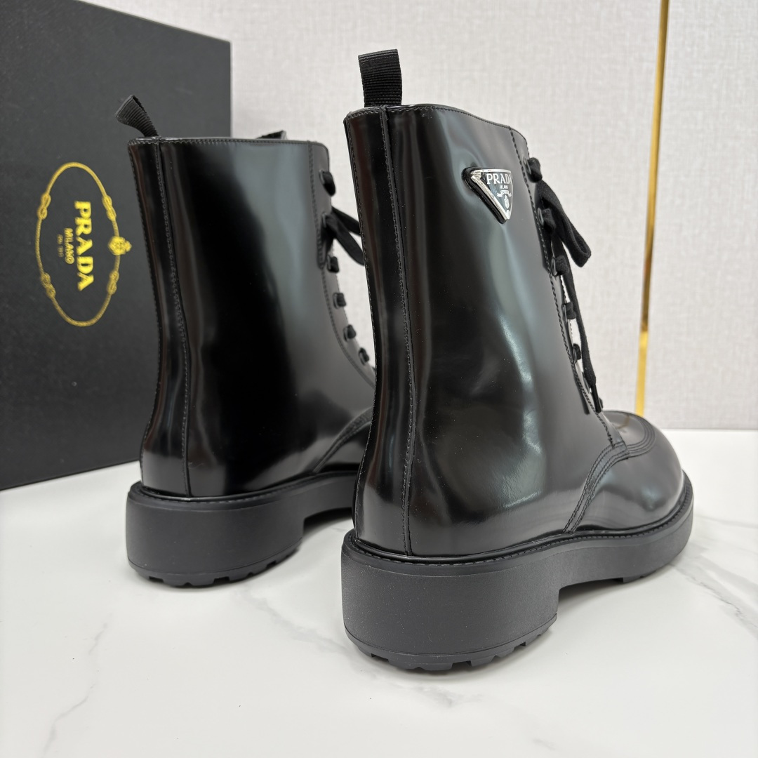 💋💍P家新品 PRAD* 普拉-达 最新秋冬男士走秀新款亮面高帮皮靴 ， 选用优质开边珠亮皮制成 侧面饰