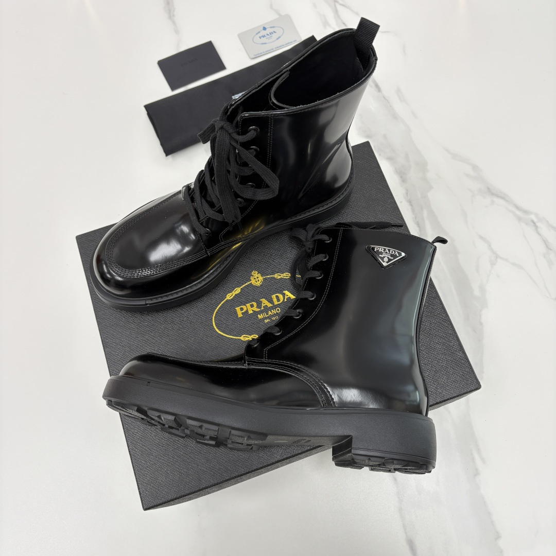 💋💍P家新品 PRAD* 普拉-达 最新秋冬男士走秀新款亮面高帮皮靴 ， 选用优质开边珠亮皮制成 侧面饰