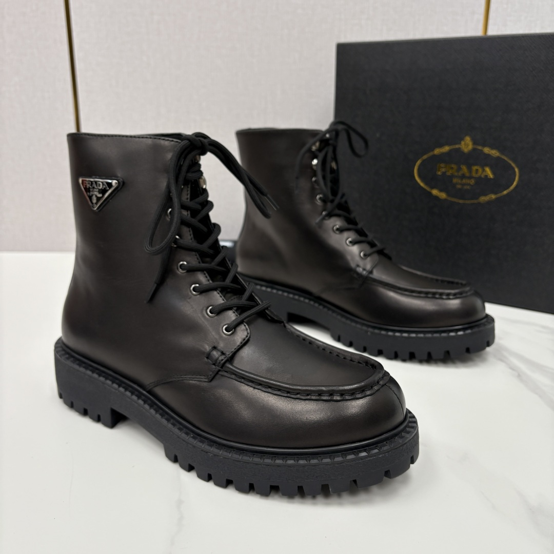 💋💍P家新品 PRAD* 普拉-达 最新秋冬男士走秀新款高帮皮靴 ， 皮革系带厚底男靴，是兼具质感与潮流