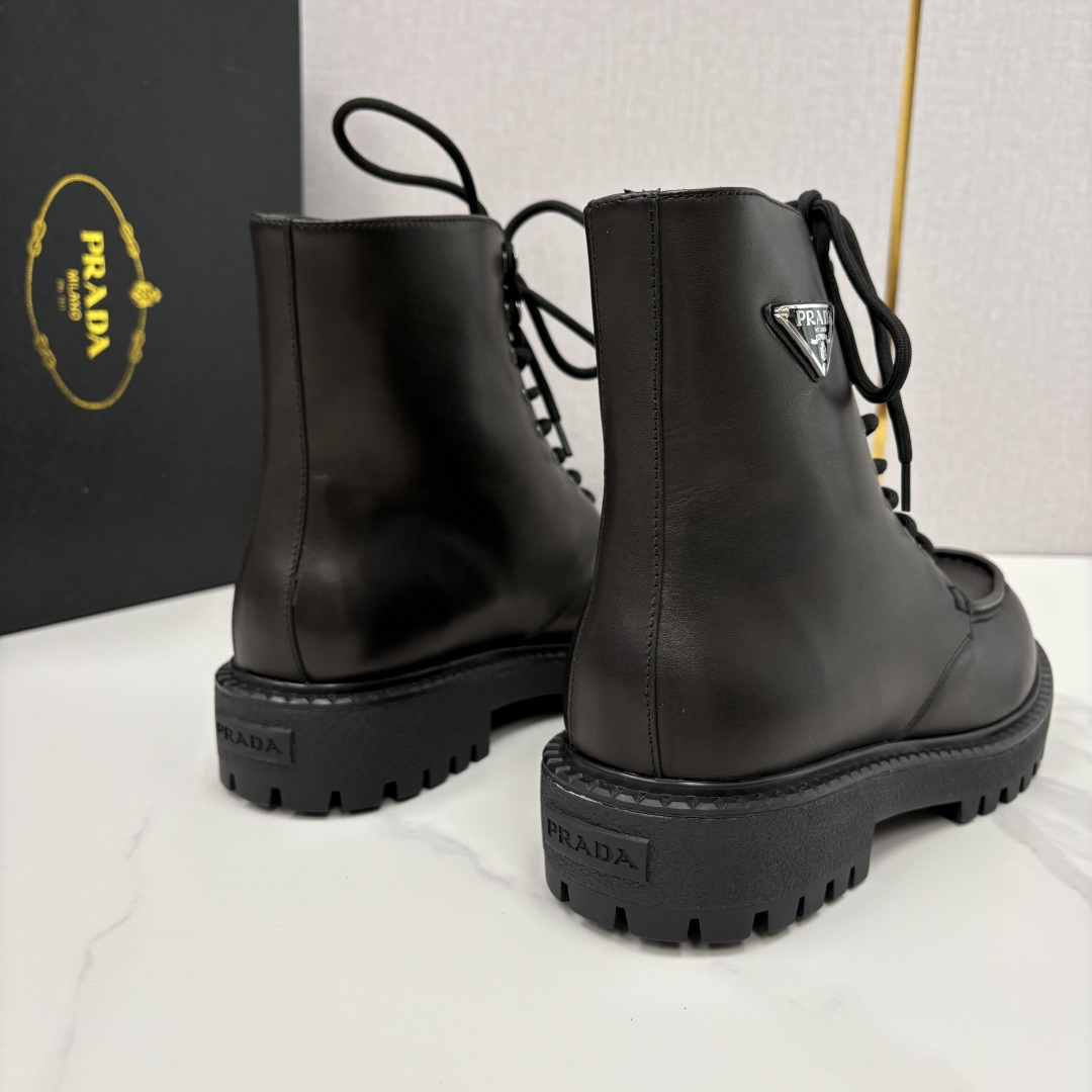 💋💍P家新品 PRAD* 普拉-达 最新秋冬男士走秀新款高帮皮靴 ， 皮革系带厚底男靴，是兼具质感与潮流