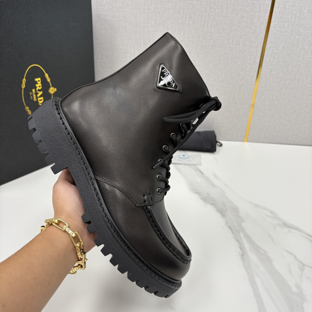 💋💍P家新品 PRAD* 普拉-达 最新秋冬男士走秀新款高帮皮靴 ， 皮革系带厚底男靴，是兼具质感与潮流