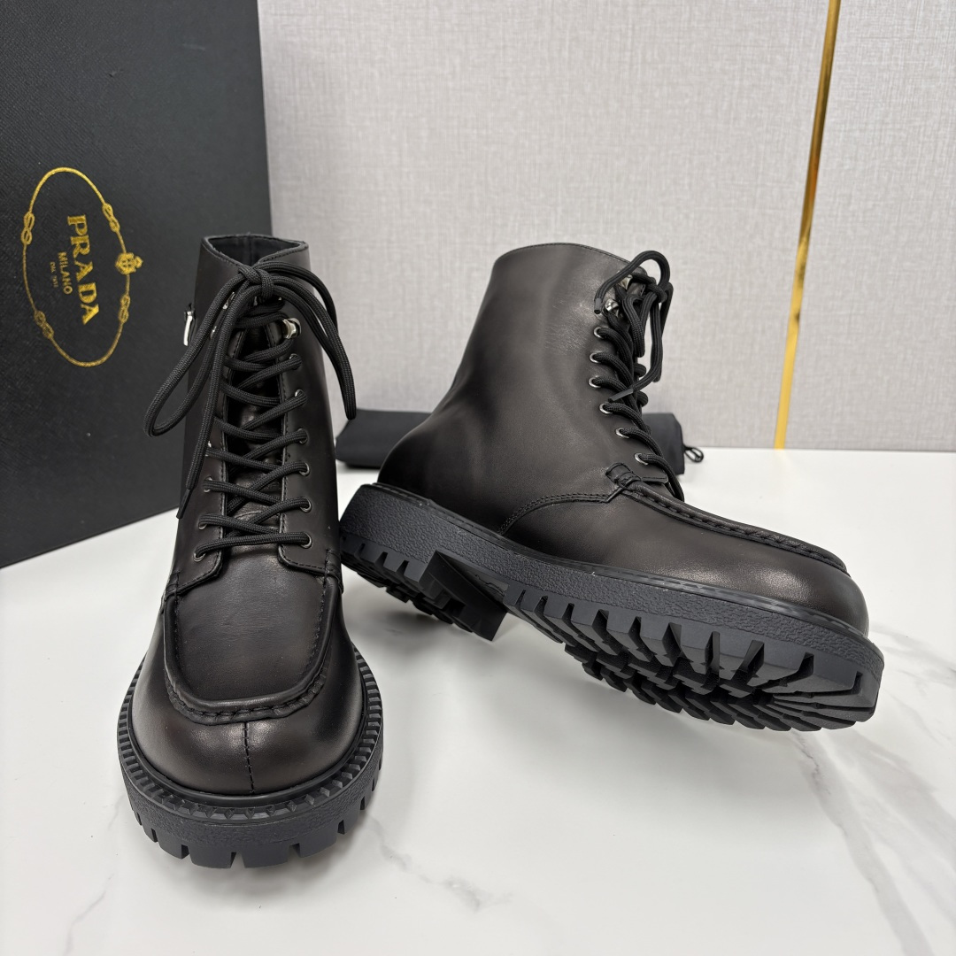 💋💍P家新品 PRAD* 普拉-达 最新秋冬男士走秀新款高帮皮靴 ， 皮革系带厚底男靴，是兼具质感与潮流