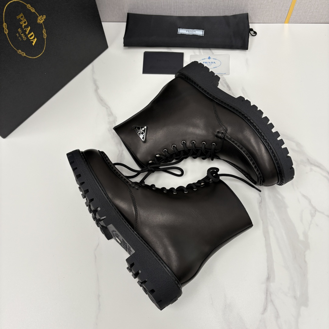 💋💍P家新品 PRAD* 普拉-达 最新秋冬男士走秀新款高帮皮靴 ， 皮革系带厚底男靴，是兼具质感与潮流