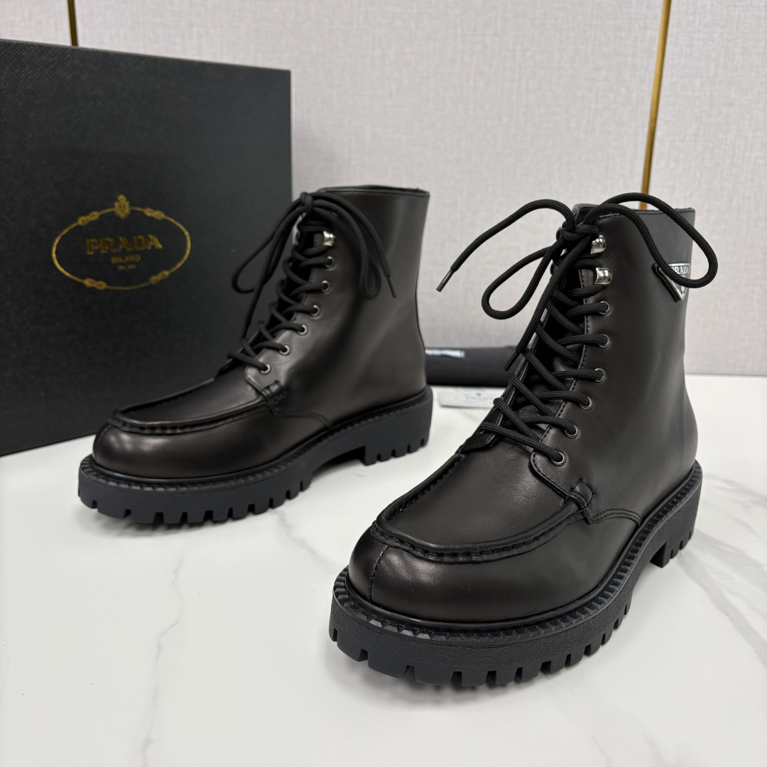 💋💍P家新品 PRAD* 普拉-达 最新秋冬男士走秀新款高帮皮靴 ， 皮革系带厚底男靴，是兼具质感与潮流