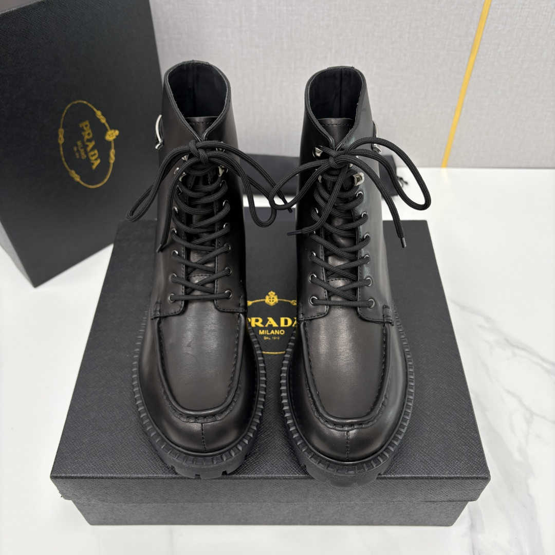 💋💍P家新品 PRAD* 普拉-达 最新秋冬男士走秀新款高帮皮靴 ， 皮革系带厚底男靴，是兼具质感与潮流