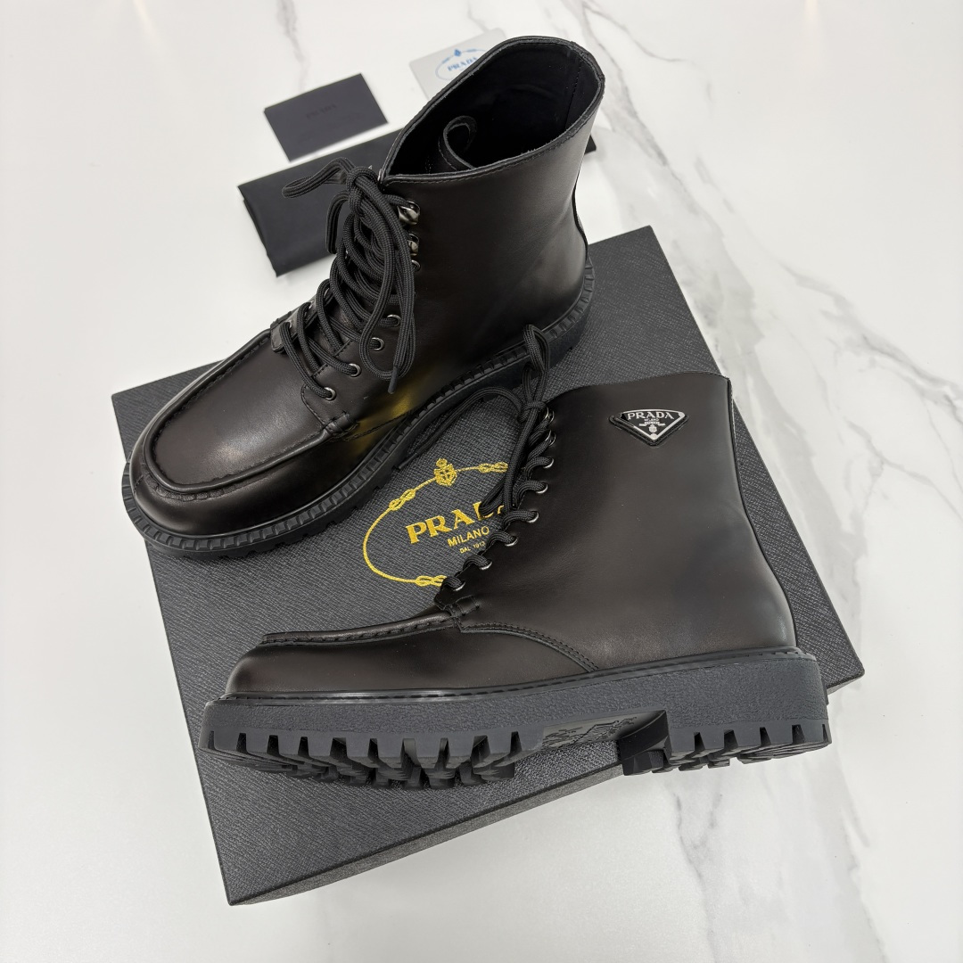 💋💍P家新品 PRAD* 普拉-达 最新秋冬男士走秀新款高帮皮靴 ， 皮革系带厚底男靴，是兼具质感与潮流