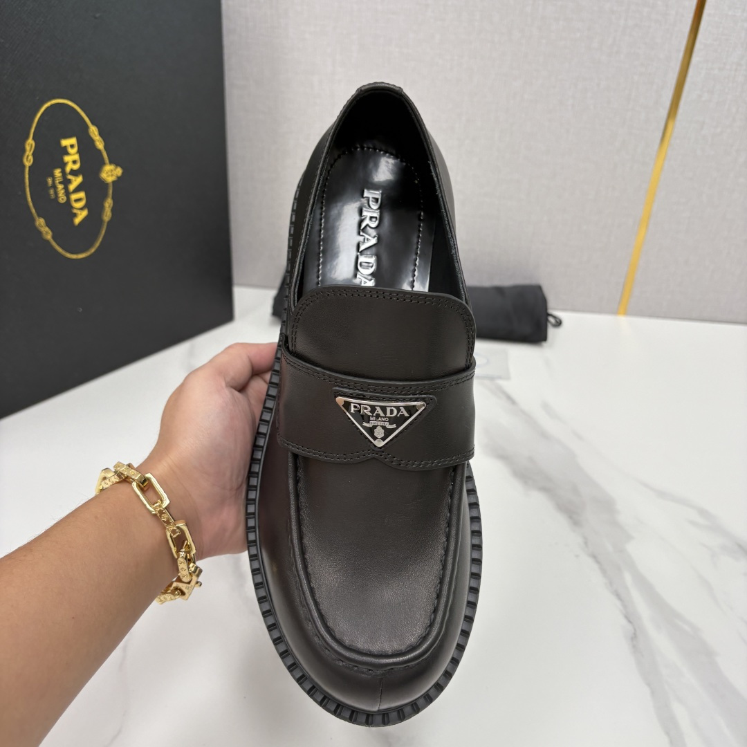 💋💍P家新品 Prad* 普拉-达 新款厚底乐福鞋皮鞋上🆕 此款厚底皮鞋采用细腻哑光小牛皮制成。 触感柔