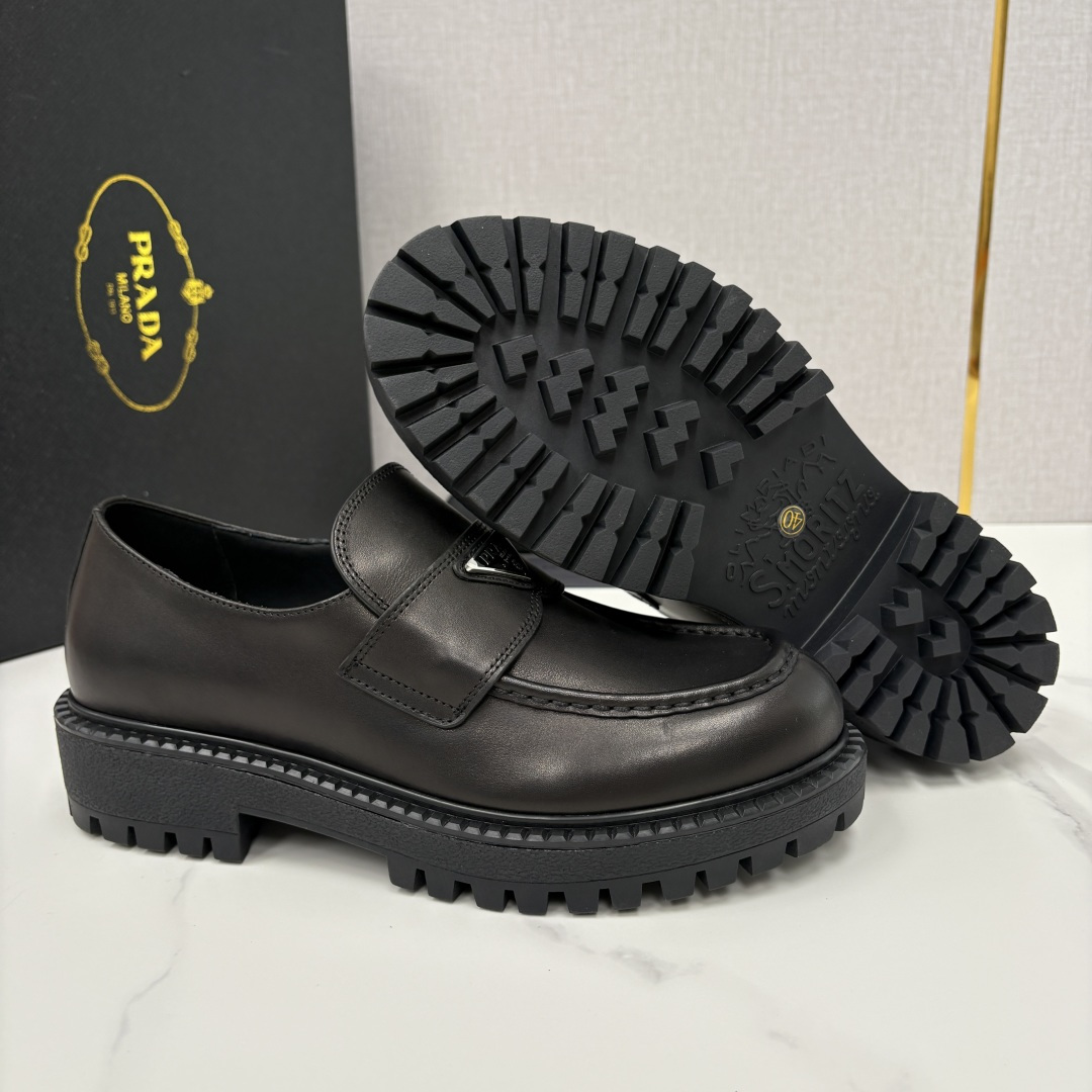 💋💍P家新品 Prad* 普拉-达 新款厚底乐福鞋皮鞋上🆕 此款厚底皮鞋采用细腻哑光小牛皮制成。 触感柔